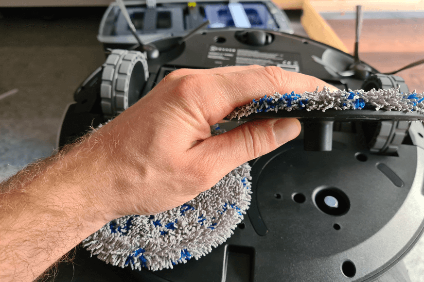 Die Wischmopps des Ecovacs Deebot X1 Turbo werden abgenommen